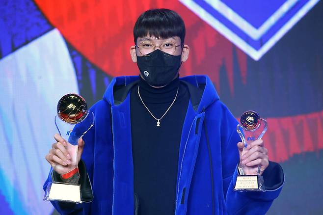 최준용이 지난해 4월6일&nbsp;서울 강남구 그랜드 인터컨티넨탈 서울 파르나스 호텔에서 열린 2021∼2022 프로농구 시상식에서 MVP를 차지한 뒤 기뻐하고 있다. 뉴시스