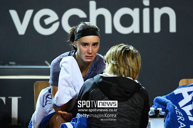 ▲ 2023 WTA 투어 로마오픈 결승전에서 왼쪽 허벅지 부상으로 메디컬 치료를 받는 안헬리나 칼리니나