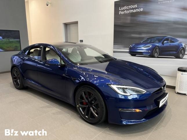 테슬라 매장에 전시된 테슬라 모델S 메탈릭 블루./사진=정민주기자