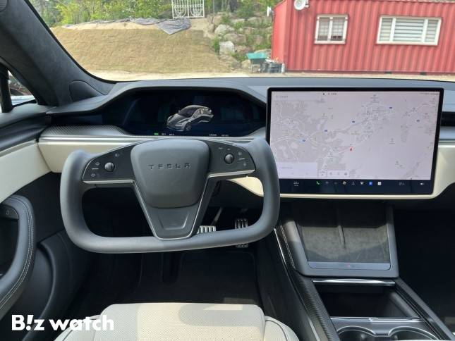 테슬라 모델S가 처음 시도한 요크 스티어링 휠./사진=정민주기자