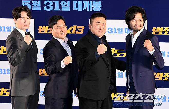 영화 '범죄도시3'의 제작보고회가 9일 메가박스 코엑스에서 열렸다. '범죄도시3'는 대체불가 괴물형사 마석도(마동석)가 서울 광수대로 이동 후, 신종 마약 범죄 사건의 배후인 주성철(이준혁)과 마약 사건에 연루된 또 다른 빌런 리키(아오키 무네타카)를 잡기 위해 펼치는 통쾌한 범죄 소탕 작전을 그린 영화다. 왼쪽부터 이준혁 이상용 감독 마동석 아오키 무네타카가 포즈를 취하고 있다. 허상욱 기자wook@sportschosun.com/2023.05.09/