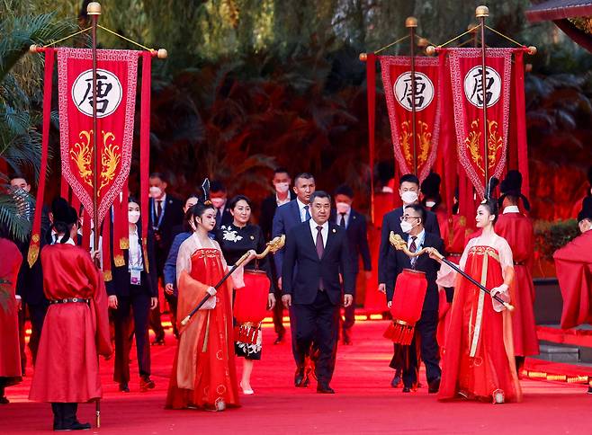 18일 중국 산시성 시안에서 열린 중국 중앙아시아 5국 정상회의 환영 행사에 키르기스스탄 대통령 내외가 도착하자 용무늬 등불을 들고 있는 영접원들이 안내하고 있다./로이터 연합뉴스