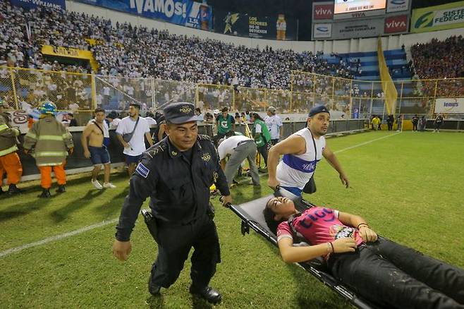 축구장에서 압사사고가 일어난 엘살바도르. ⓒ AP=뉴시스