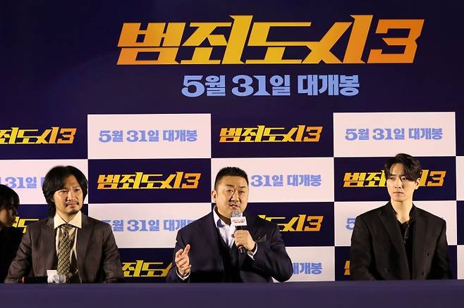 [서울=뉴시스] 박진희 기자 = 영화 '범죄도시3' 출연 배우 아오키 무네타카(왼쪽부터), 마동석, 이준혁, 감독 이상용이 22일 서울 강남구 메가박스 코엑스에서 연론시사회를 마치고 기자간담회를 하고 있다. 2023.05.22. pak7130@newsis.com <저작권자ⓒ 공감언론 뉴시스통신사. 무단전재-재배포 금지.> /사진=뉴시스화상