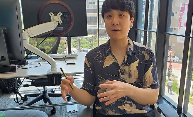 '원더랜드- 퀸즈퀘스트'에 대해 설명중인 최영윤 PD