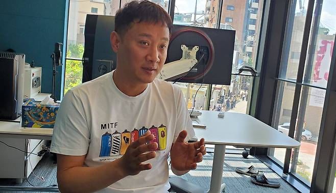 북미 유럽 시장에 대해 설명중인 엄용준 대표