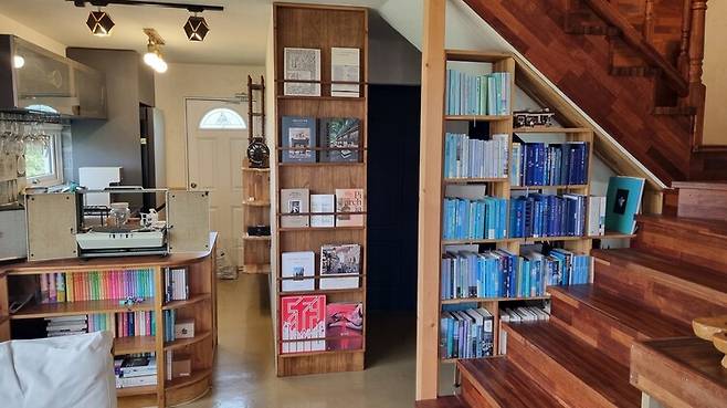 박미옥 전 경정이 만든 서재 겸 책방. 서혜미 기자