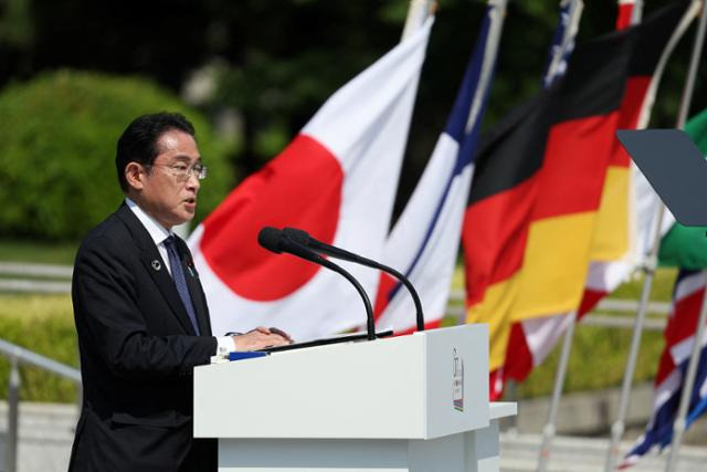 기시다 후미오 일본 총리가 21일 일본 히로시마 평화기념공원에서 주요7개국(G7) 정상회의 폐막 기자회견을 하고 있다. 히로시마=로이터 연합뉴스