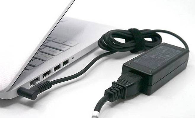 노트북에 꽂아 전원을 공급하는 전원 어댑터 (출처=IT동아)