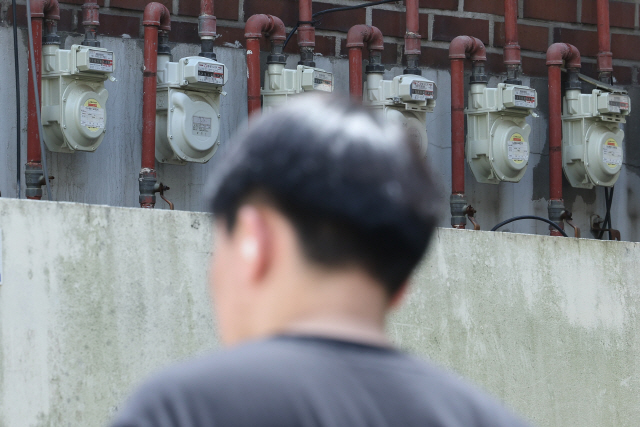 ▲ 정부가 전기·가스요금 인상 방안을 발표한 지난 15일 서울 시내 주택가에 가스계량기가 설치돼있다.[연합뉴스 자료사진]