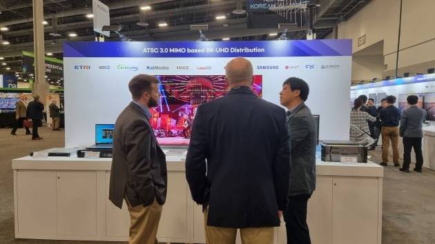 ETRI가 지난달 16~20일 미국 라스베이거스 컨벤션센터에서 열린 세계 최대규모 방송장비 전시회(NAB)에서 주파수 자원 추가 없이 채널 용량을 두 배 높이는 통신 기술인 다중 입출력 (MIMO(multiple input multiple out) 등을 기업 고객에게 선보이고 있다. ETRI 제공