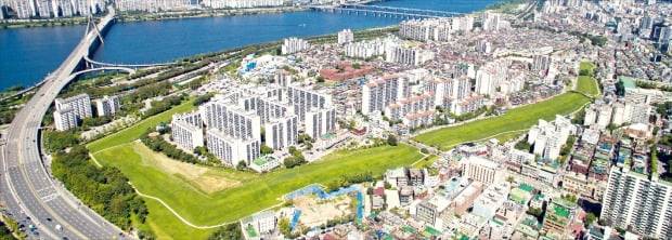 서울에서 문화재청 심의로 개발사업이 차질을 빚는 사례가 잇따르고 있다. 문화재청이 ‘풍납토성 보존·관리 종합계획’을 수립하면서 부동산 개발을 제한하자  송파구는 지난 3월 헌법재판소에 권한쟁의심판을 청구했다. 사진은 송파구 풍납동과 풍납토성 전경.  /한경DB