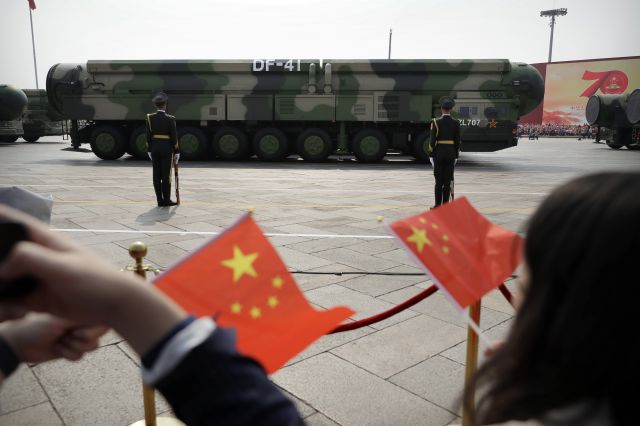 중국 시민들이 2019년 10월 1일 베이징에서 진행된 공산당 창건 70주년 기념 열병식에서 국기를 흔들고 있다. AP연합뉴스