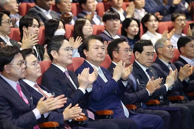 윤석열 대통령이 4일 충남 아산 삼성디스플레이에서 열린 신규투자 협약식에서 주제영상을 시청한 뒤 박수치고 있다. /사진=뉴시스