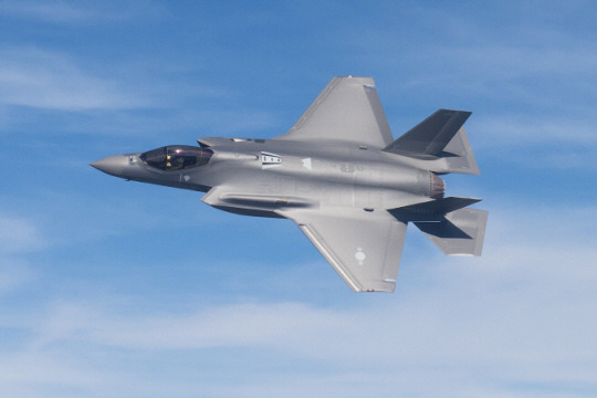 시험비행하는 F-35A 1호기. 공군 제공