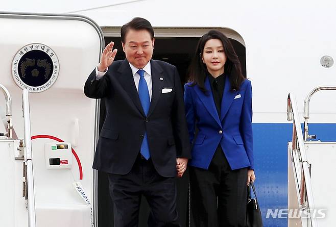 [히로시마=뉴시스] 홍효식 기자 = 주요7개국(G7) 정상회의 참석을 위해 일본을 방문한 윤석열 대통령과 부인 김건희 여사가 19일 히로시마 공항에 도착해 공군 1호기에서 내리고 있다. 2023.05.19. yesphoto@newsis.com