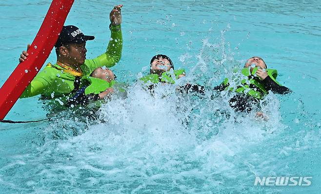 [시흥=뉴시스] 김종택 기자 = 22일 경기도 시흥시 정왕동 거북섬 웨이브파크 파도 풀에서 학생들이 생존수영 실기교육을 받고 있다. 2023.05.22. jtk@newsis.com