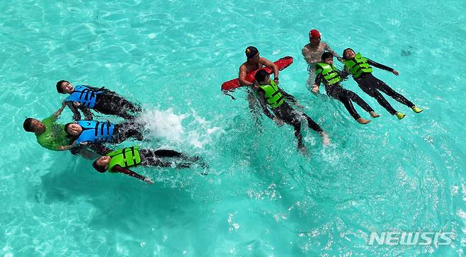 [시흥=뉴시스] 김종택 기자 = 22일 경기도 시흥시 정왕동 거북섬 웨이브파크 파도 풀에서 학생들이 생존수영 실기교육을 받고 있다. 2023.05.22. jtk@newsis.com