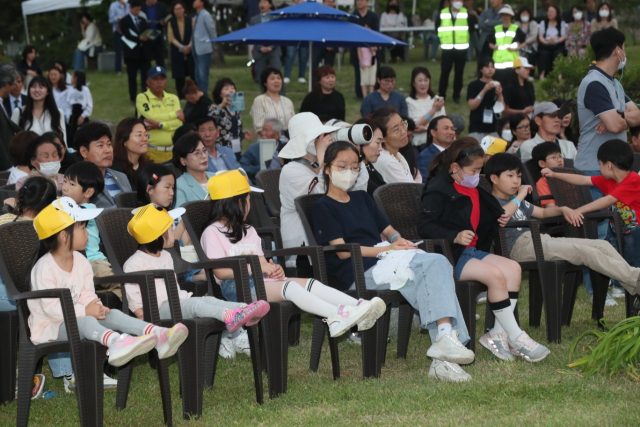 ▲전북 부안군에서 ‘동심의 바다, 부안’을 주제로 열린 제1회 한국동시축제에 어린이 관람객들이 공연을 보고 있다. ⓒ부안군