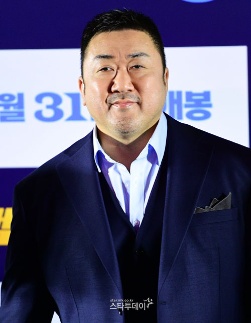 Movie  ⁇  The Roundup: No Way Out  ⁇  premiere and meeting were held at Seoul Megabox COEX on the afternoon of the 22nd.Lee Sang-yong Director and actors Ma Dong-Seok, Lee Joon-hyuk and Munetaka Aoki were in attendance.Ma Dong-Seok said, I was thirsty because I was not able to continue my career as a movie or character because the actors were chosen. I wanted to try Detective Action.I wanted to show Kahaani as a movie in  ⁇ The Outlaws ⁇  while investigating with the detectives, and I wanted to draw Kahaani as a franchise.Fortunately, he was able to do so.I have been doing Detective Action, but I have planned 8 episodes, but Audience has been able to continue if I want to. I have been doing several exercises and have been suffering from surgery and injuries in an accident.There is a desire to shoot such a movie even when Im older. The most important thing is that Audience should want it.I will try to make it as hard as possible, he explained. ⁇ The Roundup: No Way Out ⁇  depicts an exhilarating crime-fighting operation to capture Joo Seong-cheol (Lee Joon-hyuk) and another villain Kikoriki (Aoki Munetaka) involved in a drug incident after Detective Ma Seok-do (Ma Dong-Seok) moves to Seoul Mineral water.Released on March 31.