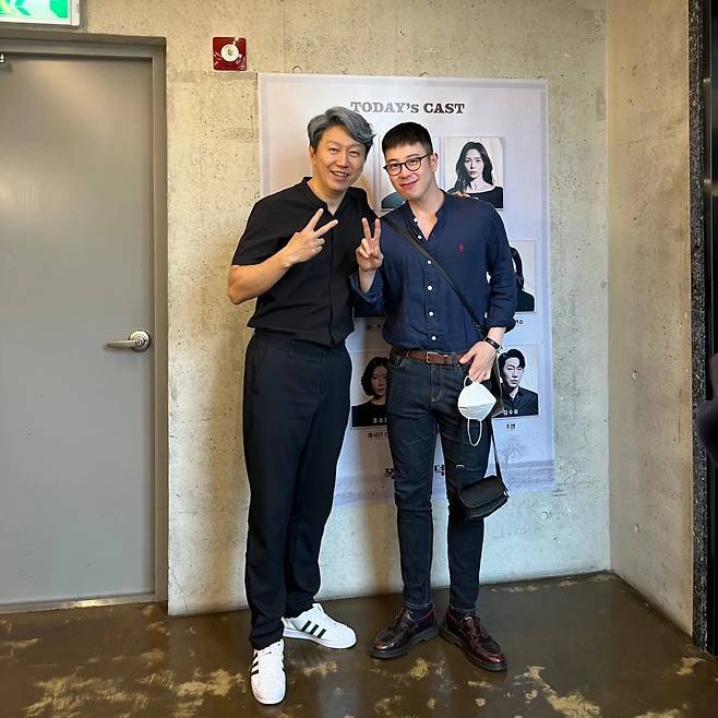 Block B member and actor P.O (Pyo Ji-hoon) revealed his recent status while serving in the Heavy Army.On the 22nd, Kim Su-ro said, P.O. came to see Wuthering Heights, thank you P.O.Beautiful Play, Play Down Play Storm Hill, Storm Hill is a wonderful piece of work # Storm Hill # Best rating performance posted with the article.In the photo, Kim Su-ro poses affectionately with P.O. P.O is dressed casually and smiling.P.O made his debut with Block B in 2011. Since then, he has appeared in SBS drama Temperature of Love, tvN Hotel Del Luna and JTBC The Case of the Case.He joined the Marines in March last year and will be released on September 27th.Photo by Kim Su-ro