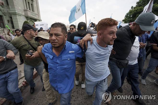 피네다를 둘러싸고 행진하는 지지자들 [AP 연합뉴스 자료사진. 재판매 및 DB 금지]