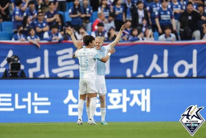 K리그1 울산, 꼴찌 수원에 3-2 진땀승 (서울=연합뉴스) 프로축구 K리그1 울산 현대가 21일 수원월드컵경기장에서 열린 하나원큐 K리그1 2023 14라운드 원정 경기에서 수원에 3-2로 이겼다. 
    사진은 득점 후 기뻐하는 울산 루빅손. 2023.5.21 [한국프로축구연맹 제공. 재판매 및 DB 금지]