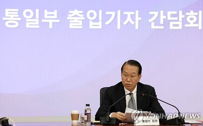 권영세 통일부 장관, 취임 1주년 기념 기자간담회 (서울=연합뉴스) 황광모 기자 = 권영세 통일부 장관이 22일 오후 서울 종로구 남북회담 본부에서 가진 취임 1주년 기념 기자간담회에서 취재진의 질문에 답하고 있다. 2023.5.22 hkmpooh@yna.co.kr