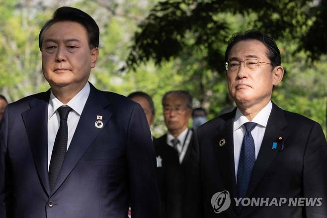 韓원폭희생자비 공동참배하는 윤석열-기시다 (히로시마 AFP=연합뉴스) 윤석열 대통령(왼쪽)과 기시다 후미오 일본 총리가 21일 일본 히로시마 평화기념공원 내 한국인 원폭 희생자 위령비를 공동 참배하고 있다. 한국인 원폭 희생자 위령비는 1945년 8월 6일 원자폭탄 투하로 목숨을 잃은 한국인의 영혼을 추모하기 위해 세운 시설로 한일 양국 정상이 공동 참배에 나선 건 이번이 처음이다. 2023.05.21 ddy04002@yna.co.kr