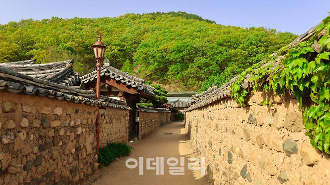 인흥마을의 고즈넉한 흙담 골목