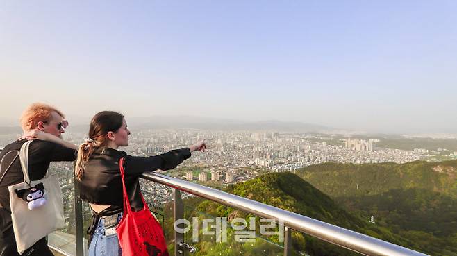 앞산전망대에서 대구 시내를 바라보는 외국인 관광객