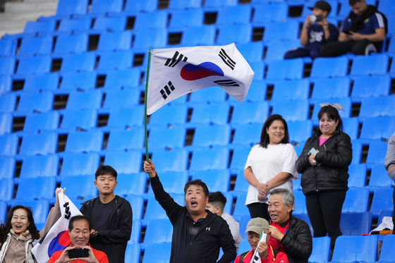 관중석에는 태극가가 펄럭였습니다. 프랑스를 상대로 자랑할 만한 승리였죠. (사진=AP연합뉴스)