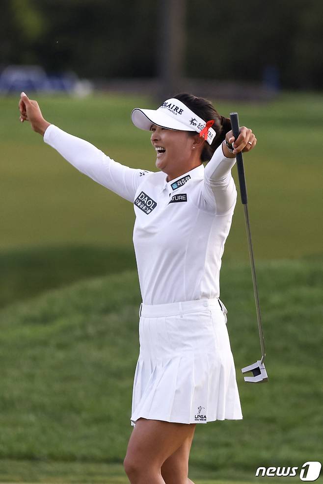 고진영이 14일(현지시간) 뉴저지주 클리프턴의 어퍼 몽클레어 컨트리클럽에서 열린 LPGA 투어 코그니전트 파운더스컵서 연장 접전 끝에 시즌 2번째이자 통산 15번째 우승을 한 뒤 두 팔을 벌리며 기뻐하고 있다. ⓒ AFP=뉴스1 ⓒ News1 우동명 기자