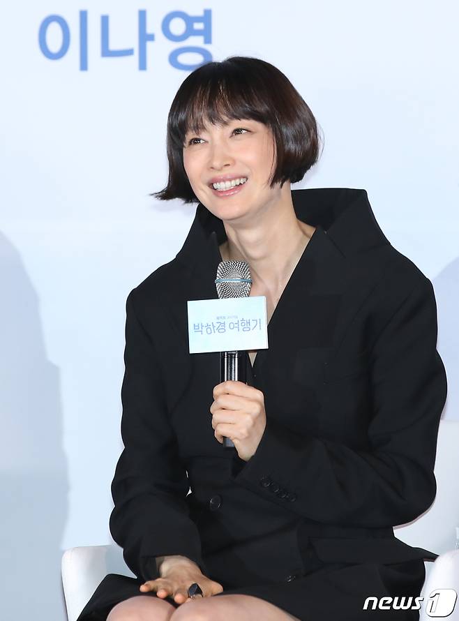 배우 이나영이 23일 서울 용산구 CGV 용산아이파크몰에서 열린 웨이브 오리지널 드라마 '박하경 여행기' 기자 간담회에서 촬영 뒷 이야기를 전하고 있다. '박하경 여행기'는 사라져 버리고 싶을 때 토요일 딱 하루의 여행을 떠나는, 국어선생님 박하경(이나영 분)의 예상치 못한 순간과 기적 같은 만남을 그린 명랑 유랑기다. 2023.5.23/뉴스1 ⓒ News1 권현진 기자