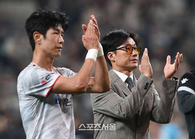 광주FC 이정효 감독(오른쪽)이 9일 서울월드컵경기장에서 열린 2023 하나원큐 K리그1 FC서울과 경기에서 서울에 1-3으로 패한 뒤 주장 안영규와 함께 팬들에게 인사를 하고 있다. 2023. 5. 8.  박진업기자 upandup@sportsseoul.com