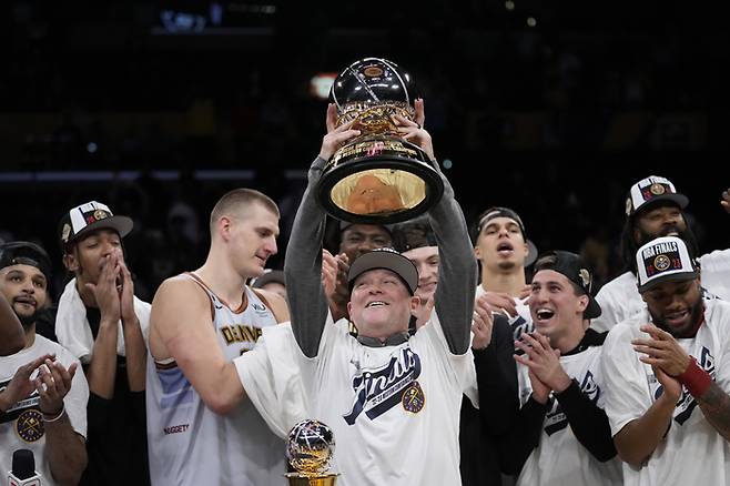 22일 크립토 닷컴 아레나에서 LA 레이커스를 꺾고 NBA 파이널 진출에 성공한 덴버 너기츠 마이클 말론 감독이 서부 콘퍼런스 챔피언 트로피를 들고 환호하고 있다. LA|AP연합뉴스