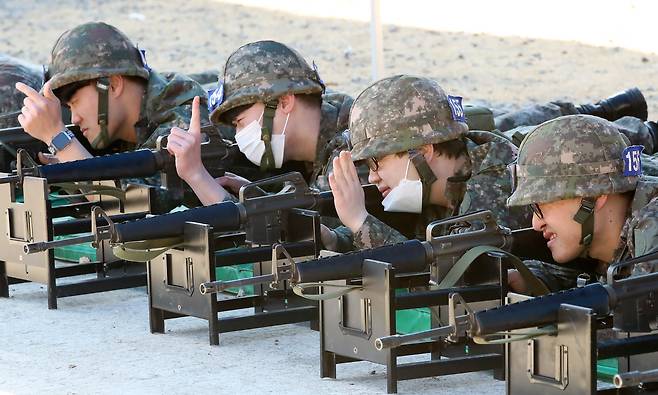 경북 경산시 예비군훈련장에서 예비군들이 실탄 사격에 앞서 영점조준 훈련을 하고 있다. /뉴스1