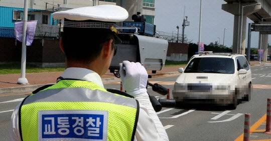 과속차량 단속하는 경찰. 사진=연합뉴스