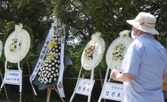 고(故) 노무현 전 대통령 서거 14주기인 23일 오전 경남 김해시 진영읍 봉하마을 노 전 대통령 묘역 주변에 김진표 국회의장, 한덕수 국무총리, 김기현 국민의힘 대표, 이재명 더불어민주당 대표가 보낸 조화가 놓여있다.<연합뉴스>