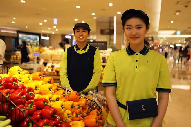 롯데백화점이 버려진 페트병 43만개를 재활용 한 '친환경 하계 유니폼'을 도입한다. 롯데백화점은 지난해 9월 친환경 캠페인 '리얼스(RE:EARTH)'프로젝트의 일환으로 16만 여개의 폐페트병을 활용해 친환경 동계 유니폼을 제작했다. 이번에는 전년보다 물량을 2배 이상 늘려 4만벌의 하계 유니폼을 만들었다. 롯데백화점 직원이 100% 친환경 소재를 활용한 유니폼을 입고 고객을 맞이하고 있다. 롯데백화점 제공.