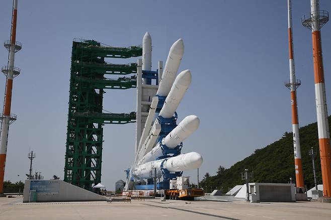 한국형 발사체 누리호(KSLV-Ⅱ)가 3차 발사를 하루 앞둔 23일 오전 전남 고흥군 나로우주센터에 누리호 발사대 기립 및 고정작업이 진행되고 있다. 연합뉴스