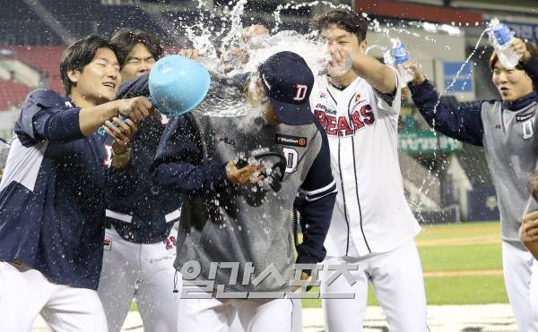 2023 KBO리그 삼성 라이온즈와 두산 베어스의 경기가 23일 오후 잠실야구장에서 열렸다. 두산이 7-5로 승리 했다. 승리투수로 통산 130승을 달성한 장원준이 동료들로부터 물세례를 받고있다. 잠실=정시종 기자 capa@edaily.co.kr