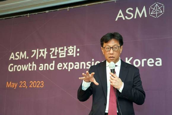 벤자민 로 ASM 최고경영자(CEO)가 23일 서울 강남 조선 팰리스에서 열린 기자간담회에서 사업 전략을 발표하고 있다. [사진=ASM]