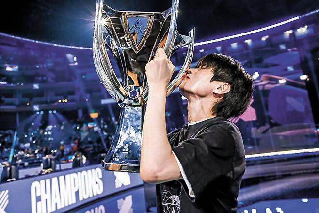 2022 LoL 월드 챔피언십에서 우승한 DRX 데프트(김혁규)가 트로피에 키스하고 있다. 사진 라이엇게임즈