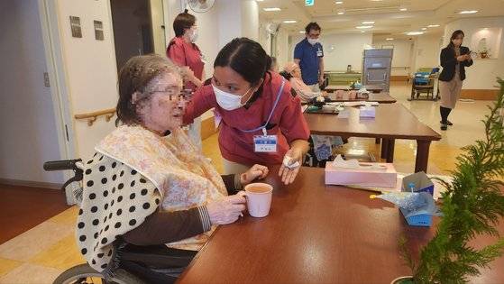 지난달 12일 일본 도쿄 신주쿠구의 한 개호(요양)시설 '너싱빌라 르네사 요츠야'(너싱빌라)에서 악셀 네이딘(21·필리핀)이 환자를 돌보고 있는 모습. 도쿄=이태윤 기자