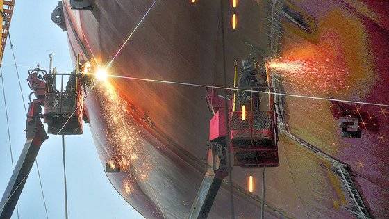 울산 동구 현대중공업에서 선박 건조 작업 중인 직원들. [사진 현대중공업] 중앙포토