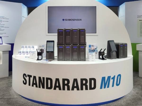 에스디바이오센서 IFCC 2023 부스 내 STANDARD M10 전시 사진 / 사진=에스디바이오센서