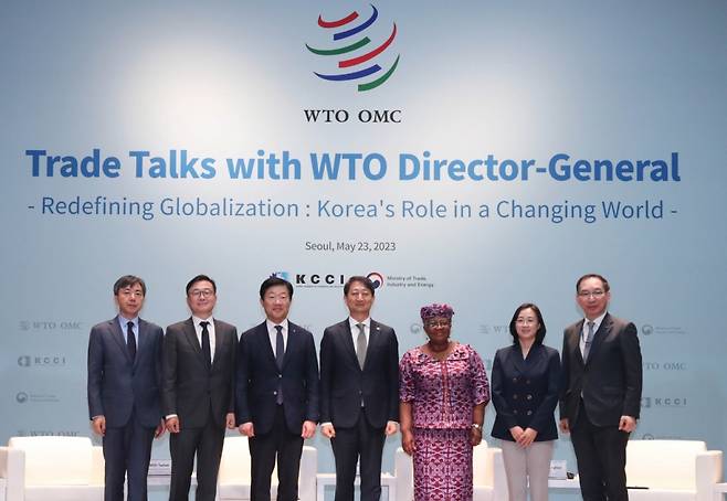우태희 대한상의 상근부회장(왼쪽 네번째)과 응고지 오콘조-이웰라(Ngozi Okonjo-Iweala) 세계무역기구(World Trade Organization) 사무총장(왼쪽 다섯번째)이 참석자들과 기념촬여을 하고 있다./사진=대한상공회의소