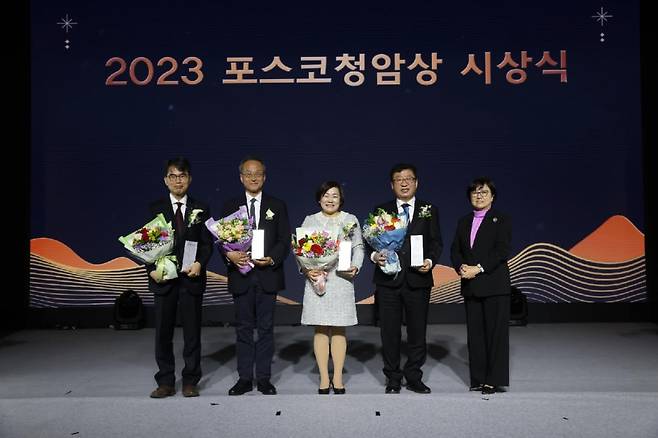 포스코청암재단이 5일 포스코센터에서 제17회'2023 포스코청암상' 시상식을 가졌다. 왼쪽부터 박제근 서울대 물리천문학부 교수, 최재천 이화여대 석좌교수, 서정화 열린여성센터 원장, 박한오 ㈜바이오니아 대표이사, 김선욱 포스코청암재단 이사장