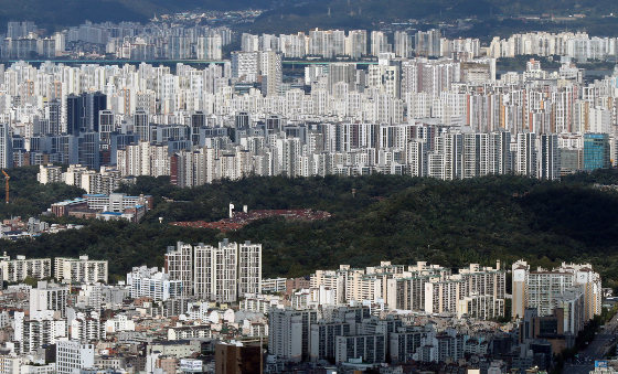 23일  부동산 정보제공 업체 '부동산R114'의 조사 결과 오는 6월 전국 아파트 입주예정물량은 2021년 11월(4만7404가구) 이후 1년7개월만의 최대치인 4만2870가구를 기록할 것으로 보인다. 수도권 중 인천광역시 입주물량이 압도적이며, 지방은 전년 동월과 전월 대비 6~7000가구 늘어날 예정이다./사진=뉴시스